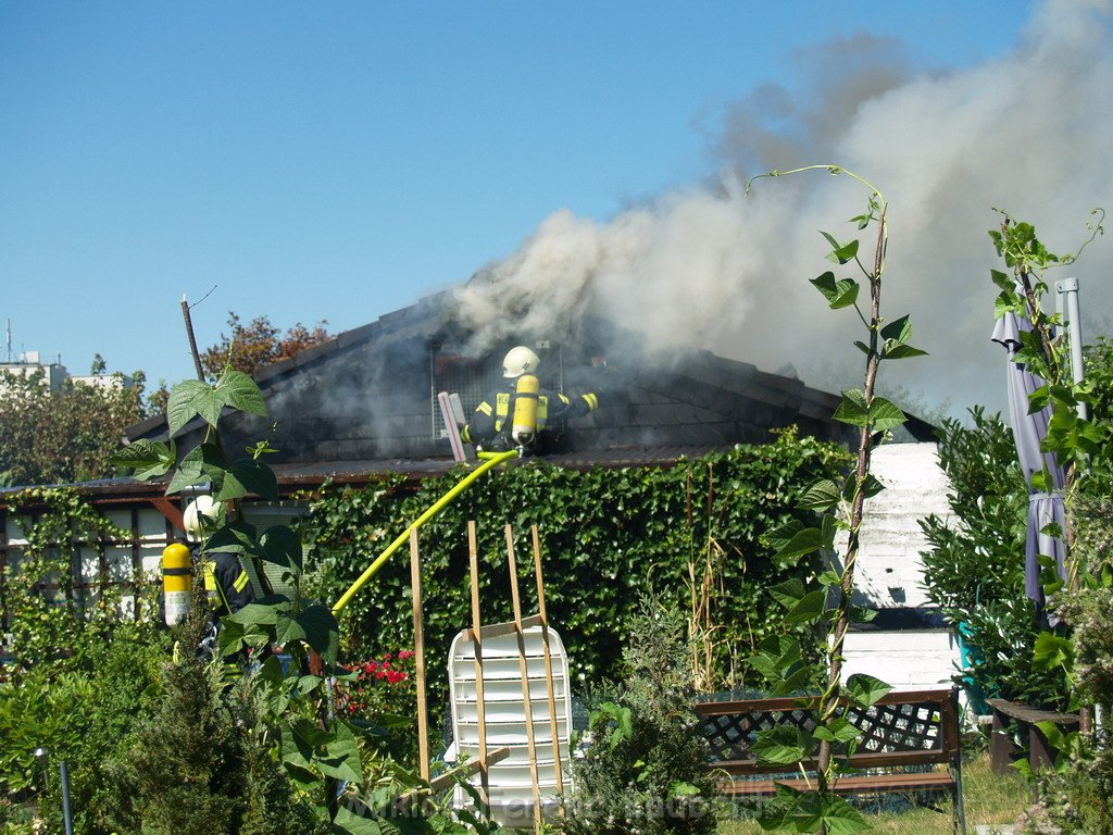 Gartenlaube in Vollbrand Koeln Poll Im Gremberger Waeldchen P134.JPG